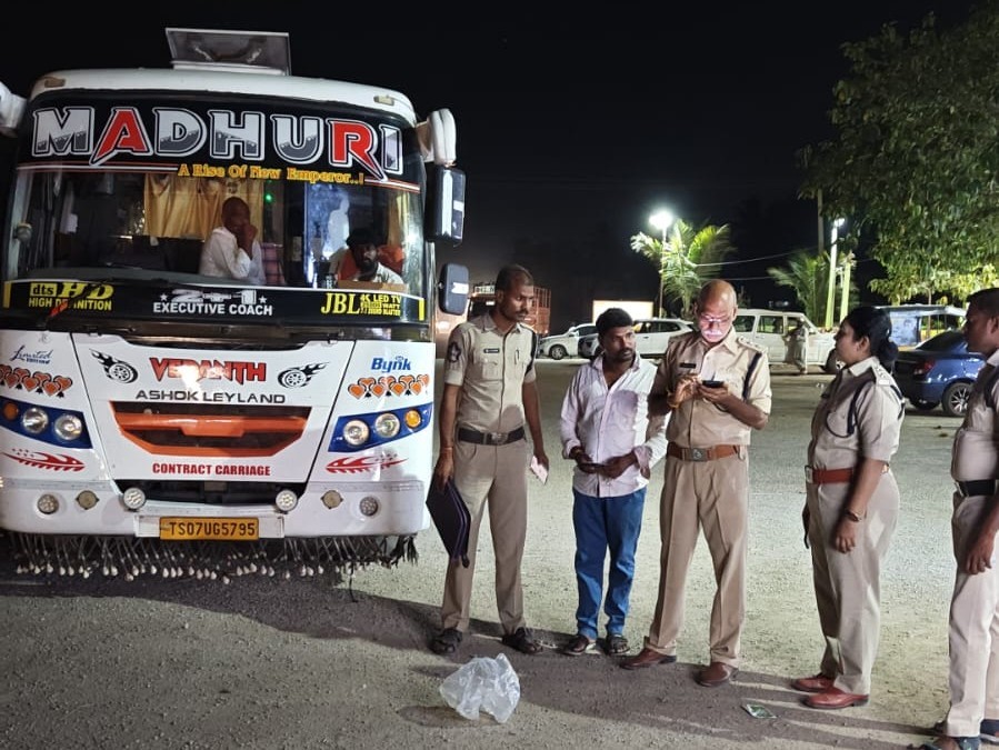 పన్నులు చెల్లించని బస్సులకు జరిమానా