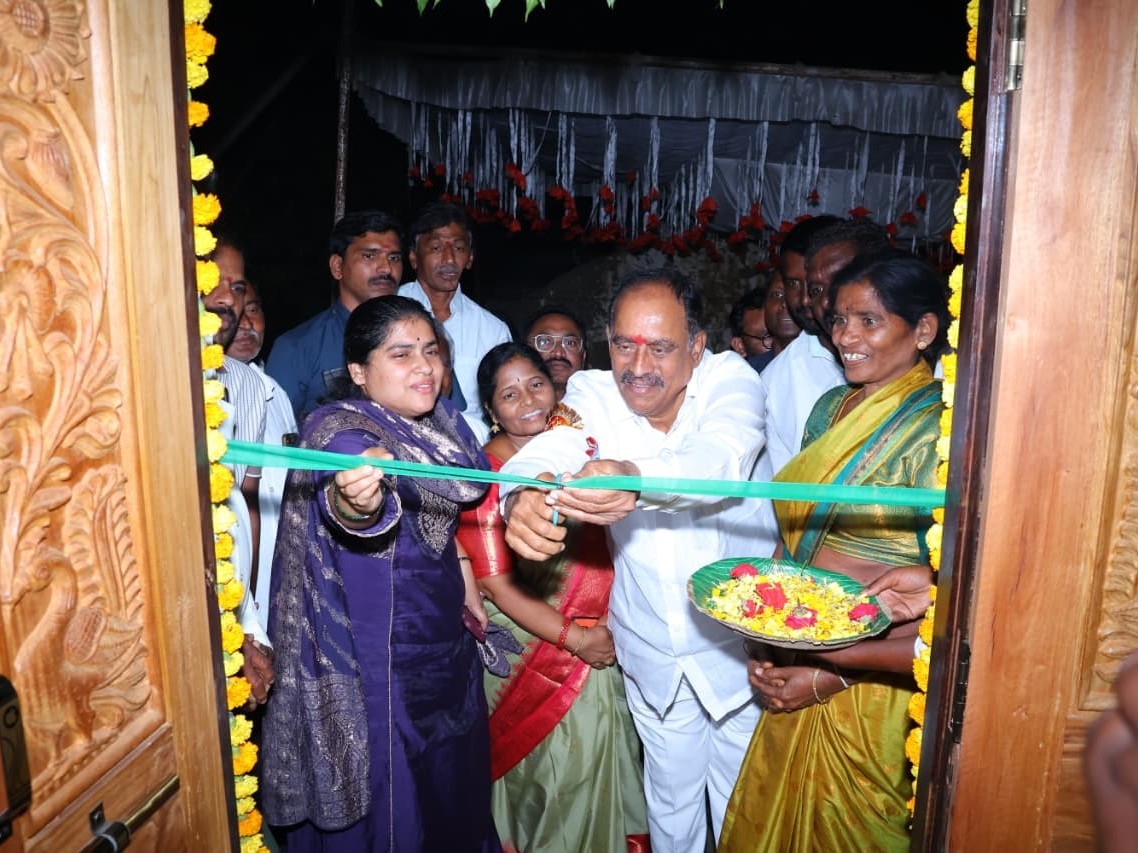 ఇండ్ల గృహప్రవేశ కార్యక్రమంలో పాల్గొన్న ఎమ్మెల్యే, కలెక్టర్