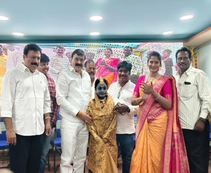 ఉగాది పురస్కారాలు అందజేసిన ఎంపీ అంబిక