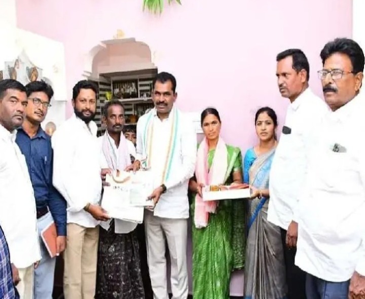 ఇందిరమ్మ గృహప్రవేశం కార్యక్రమంలో పాల్గొన్న ఎమ్మెల్యే