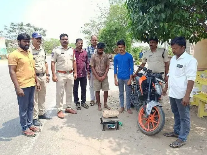 అక్రమంగా గంజాయి రవాణా.. యువకులు అరెస్ట్