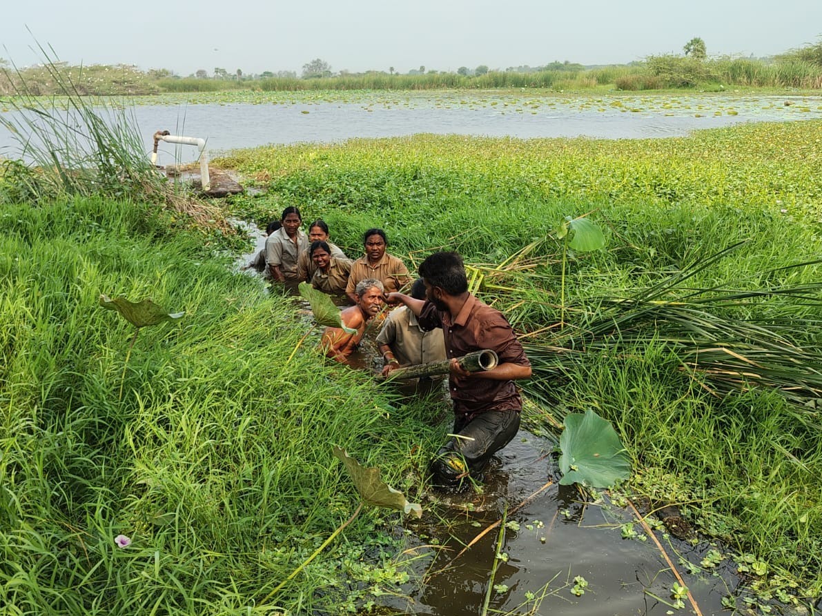 దాహం తీరాలంటే.. సాహసం చేయాల్సిందే!