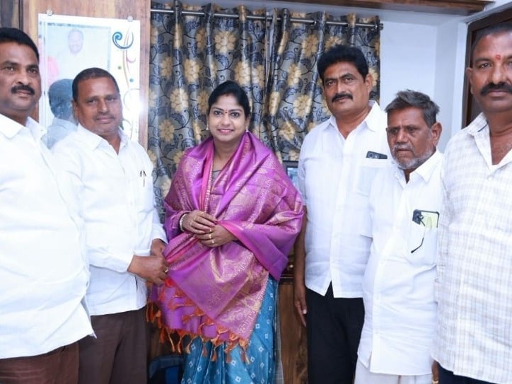 పోలేరమ్మ జాతరకు ఎమ్మెల్యేకు ఆహ్వానం