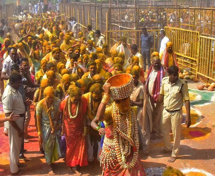 కొమురవెల్లి ఆలయంలో అగ్నిగుండ ప్రవేశం