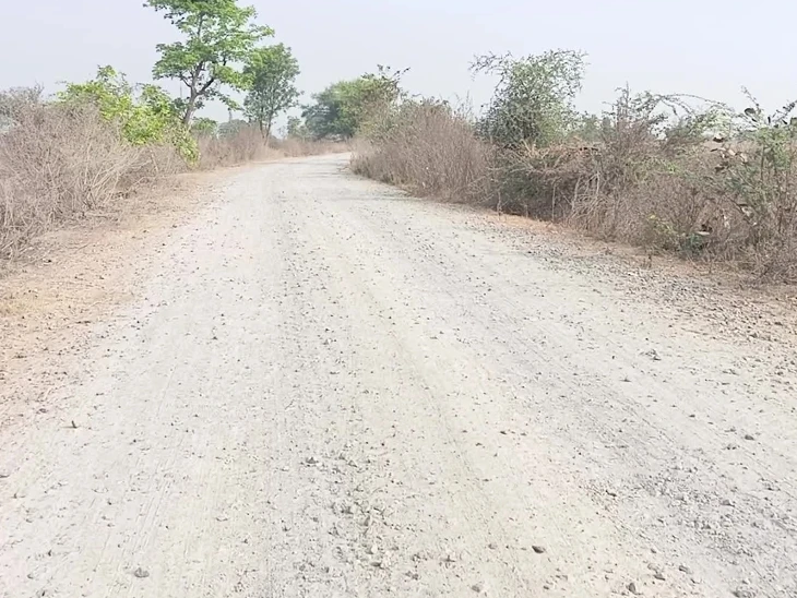 ఏడు కిలోమీటర్లు కంకరే… ప్రజల ఇబ్బందులు