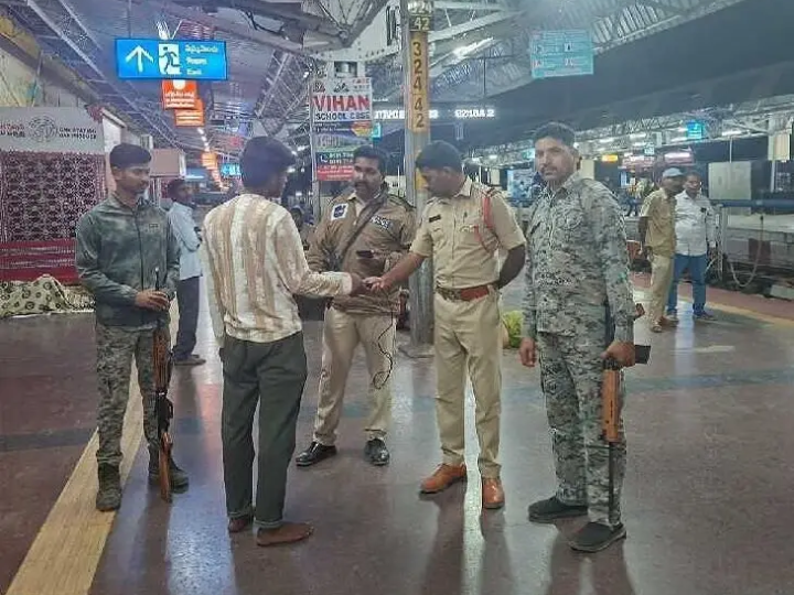 కాజీపేట రైల్వే‌స్టేషన్లో పోలీసులు ఆకస్మిక తనిఖీలు