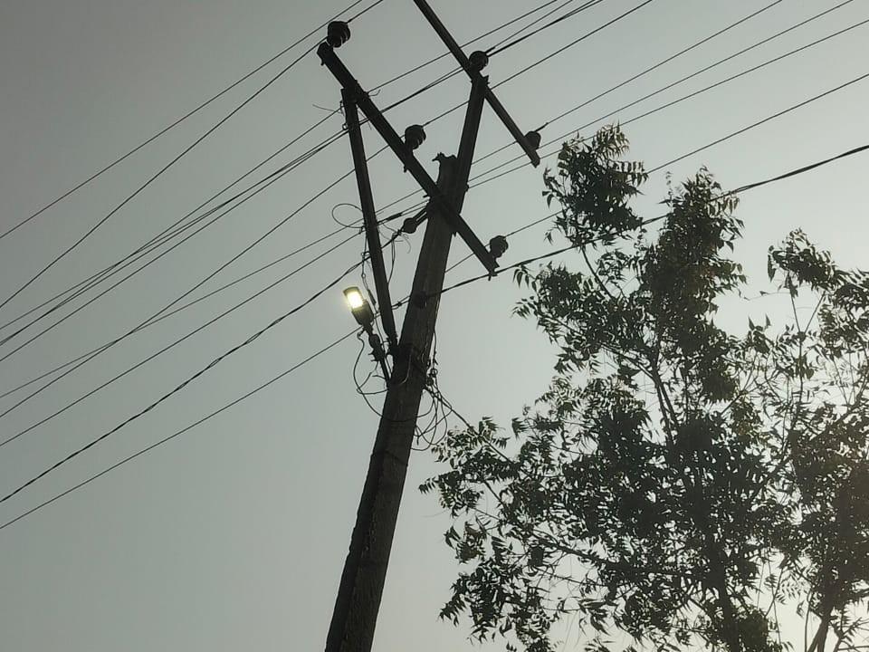 పట్టపగలే వెలుగుతున్న వీధిలైట్లు.. పట్టించుకోని  అధికారలు