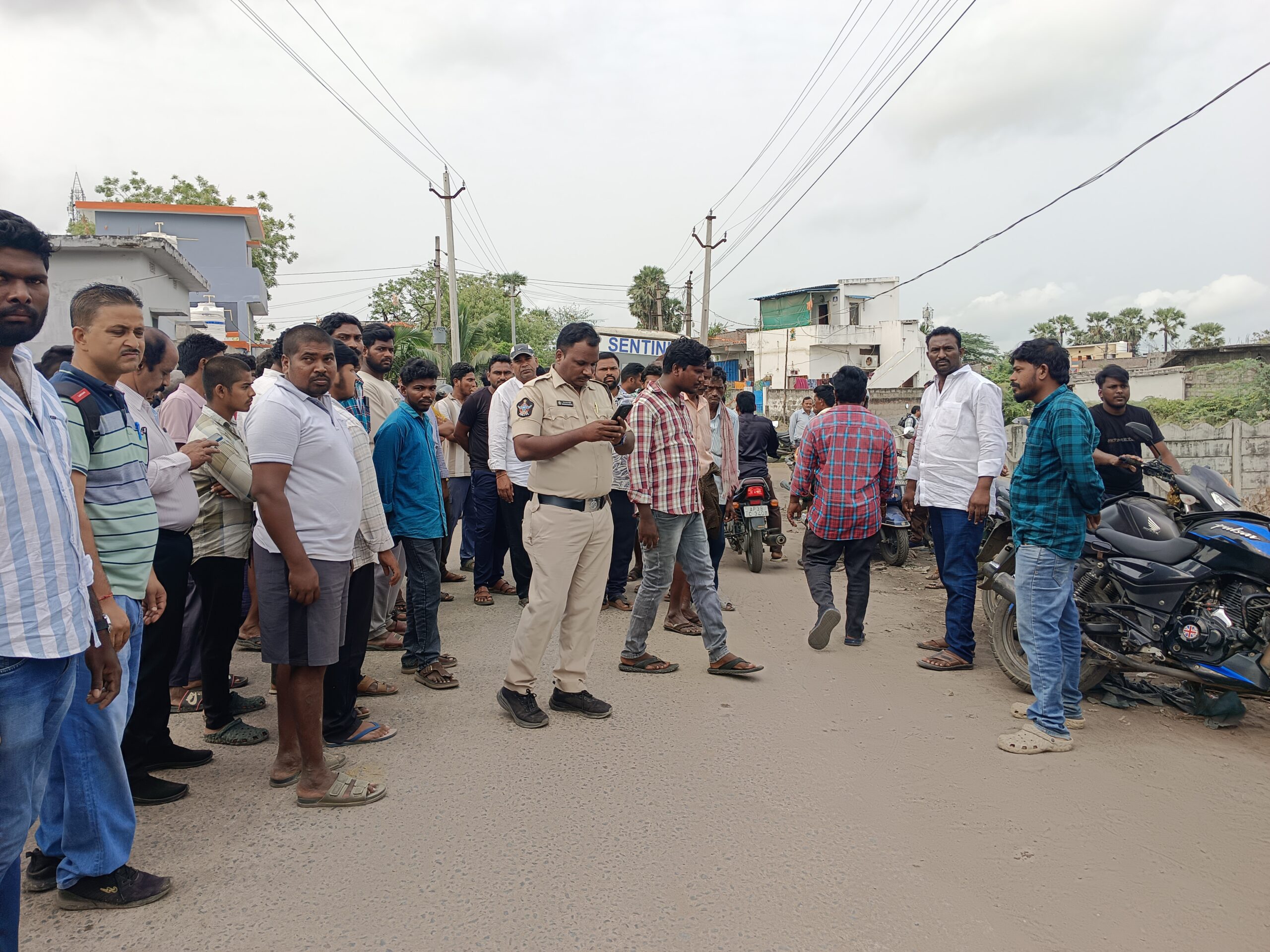 రోడ్డుపై  కీసర గ్రామస్తుల ధర్నా