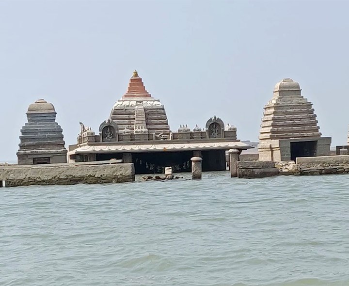 కృష్ణానదిలో తేలుతున్న సంగమేశ్వర ఆలయం