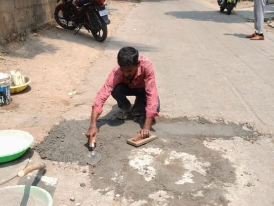 రోడ్లకు మరమ్మతులు చేయాలా..? ఇలా చేయండి..!