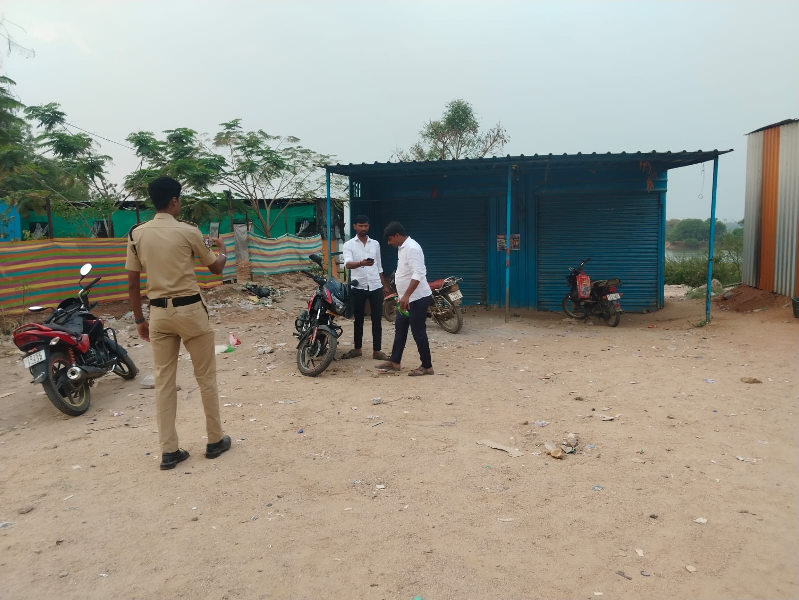 రోడ్డు పక్కన మద్యం సేవిస్తున్న వారిపై చర్యలు