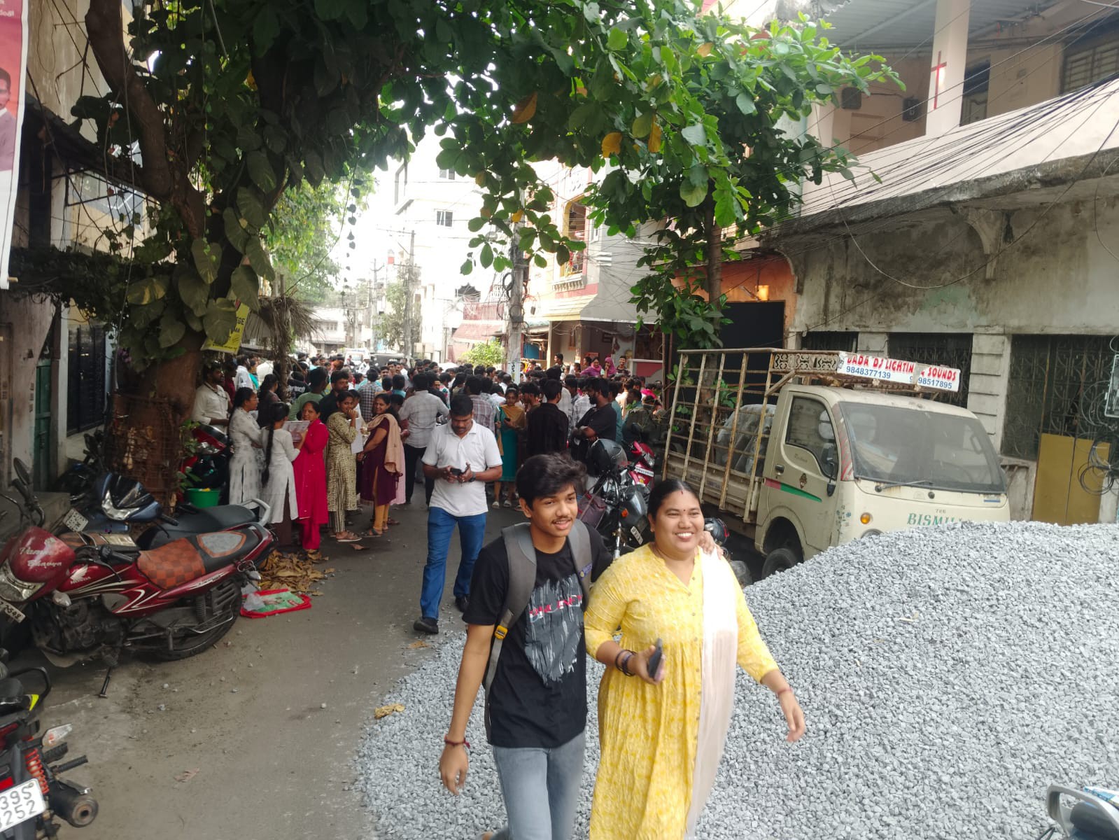 రోడ్డుకు అడ్డంగా బ‌డ్డీలు.. విద్యార్థుల ఇబ్బందులు