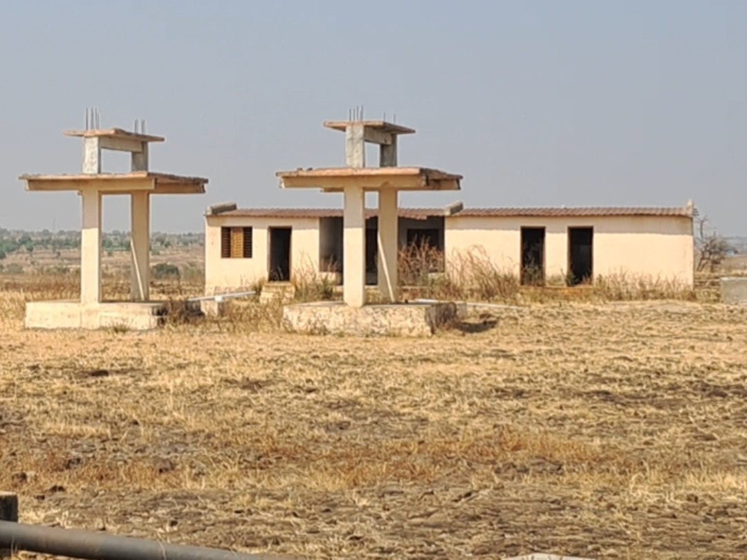 నిరుపయోగంగా వైకుంఠధామాలు