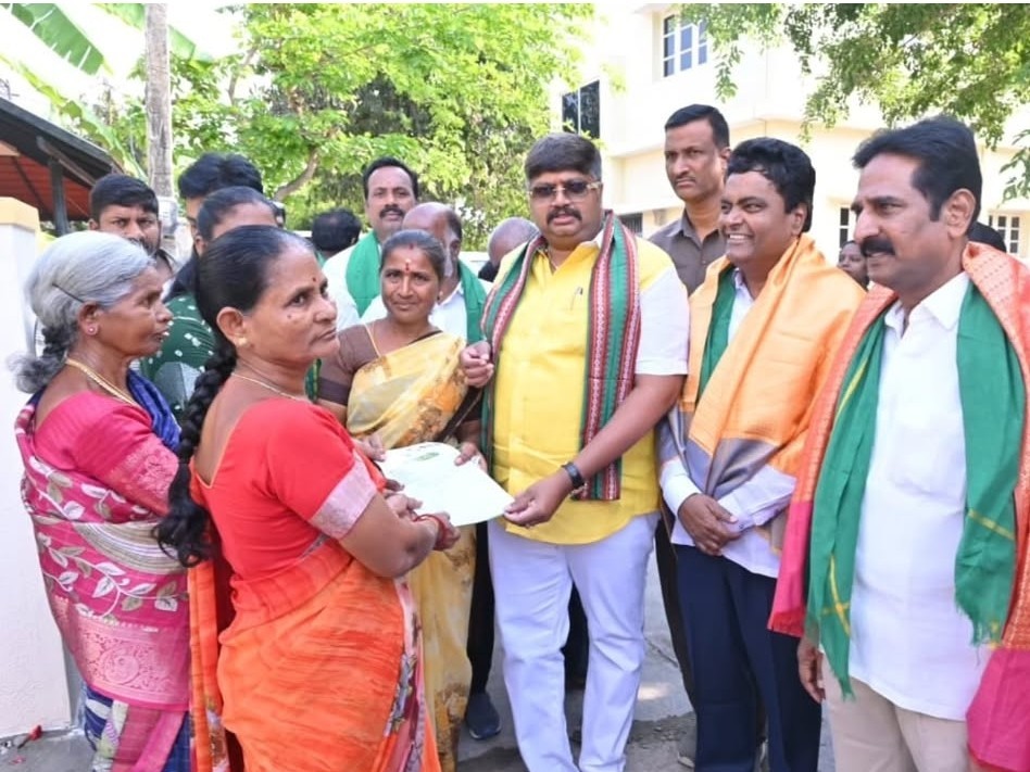 కుచ్చివేడు గ్రామంలో పర్యటించిన ఎమ్మెల్యే