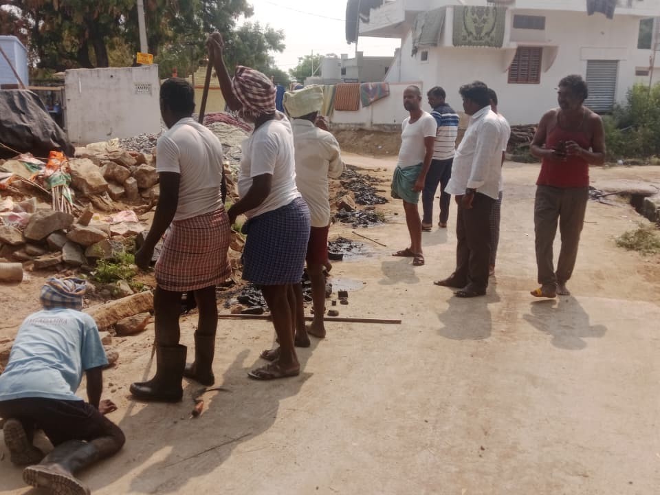 డ్రైనేజీలను శుభ్రం చేయిస్తున్న గ్రామ సర్పంచ్