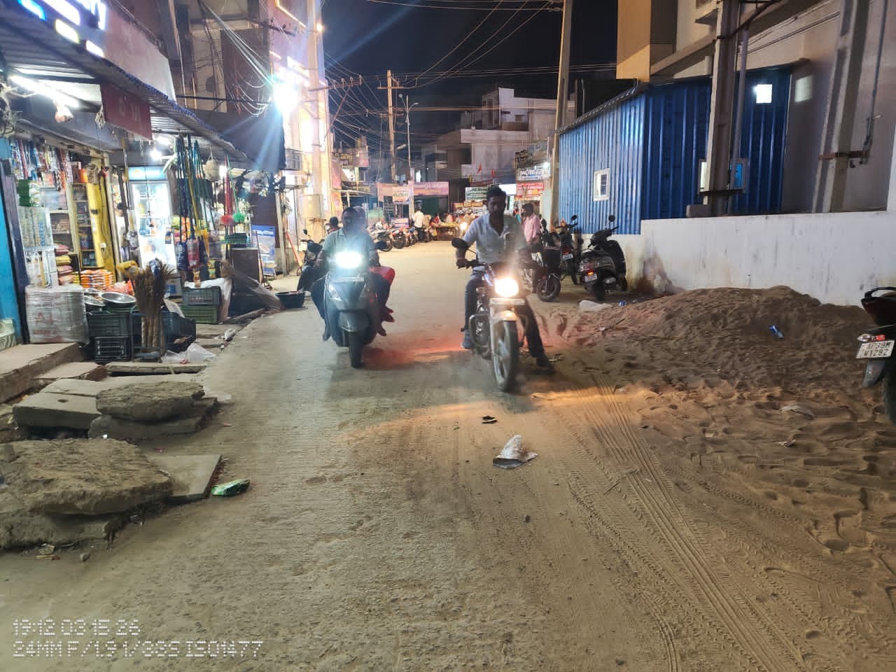 నడి రోడ్డుపైనే ఇసుక కుప్పలు