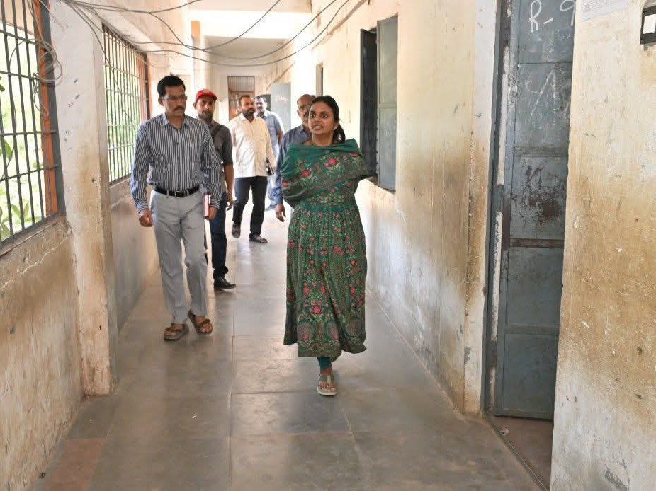 పరీక్షల నిర్వహణపై కలెక్టర్ సిరి పరిశీలన