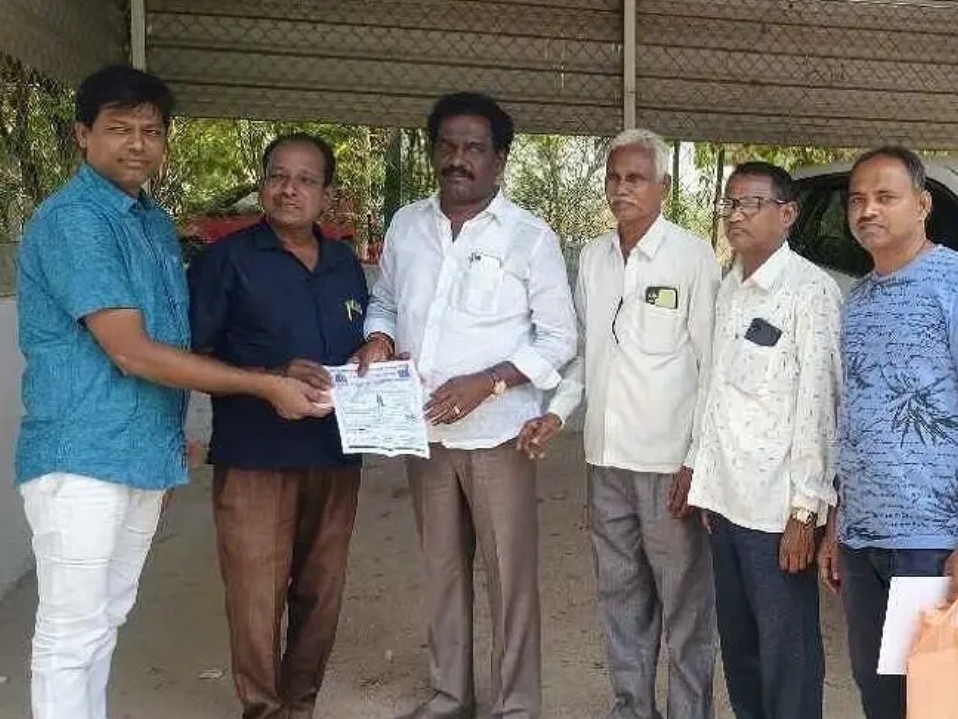 సీతారామ కళ్యాణ ఆహ్వానపత్రం అందజేత