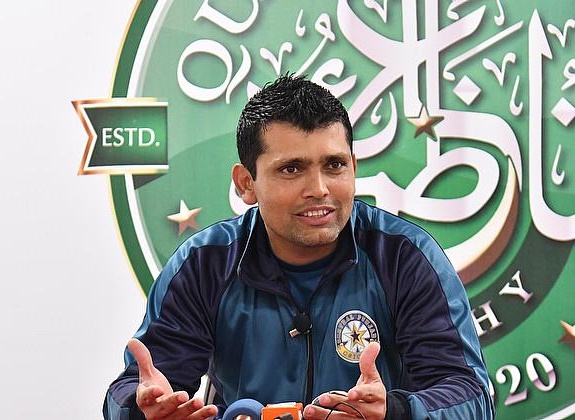 ఐసీసీ ట్రోఫీలను దొంగిలించాల్సిందే: అక్మల్