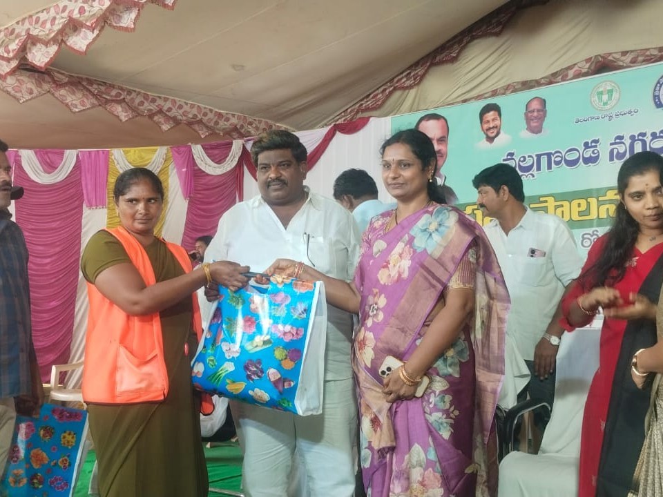 పారిశుద్ధ్య కార్మికులకు పీపీఈ కిట్లు పంపిణీ చేసిన మేయర్