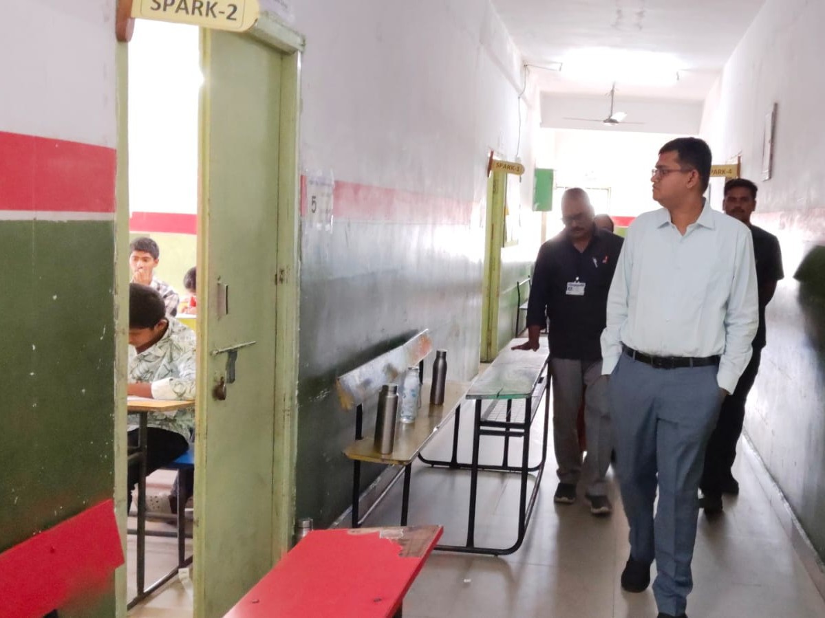 టెన్త్ పరీక్ష కేంద్రాన్ని సందర్శించిన కలెక్టర్