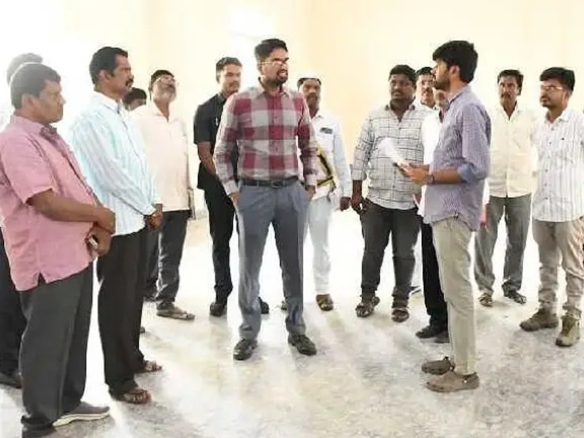 నిరుపయోగ భవనాలను అందుబాటులోకి తేవాలి: కలెక్టర్