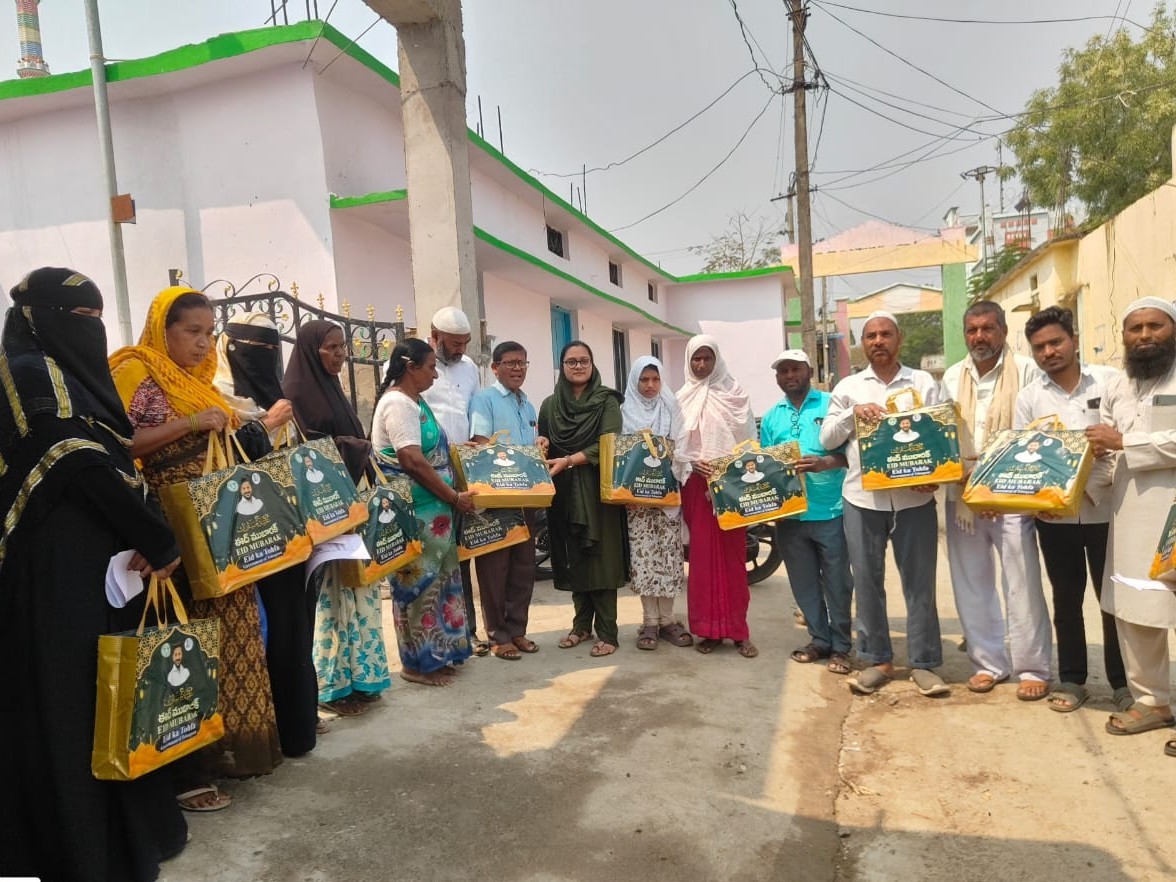 రంజాన్ కానుక అందజేసిన MRO, సర్పంచ్