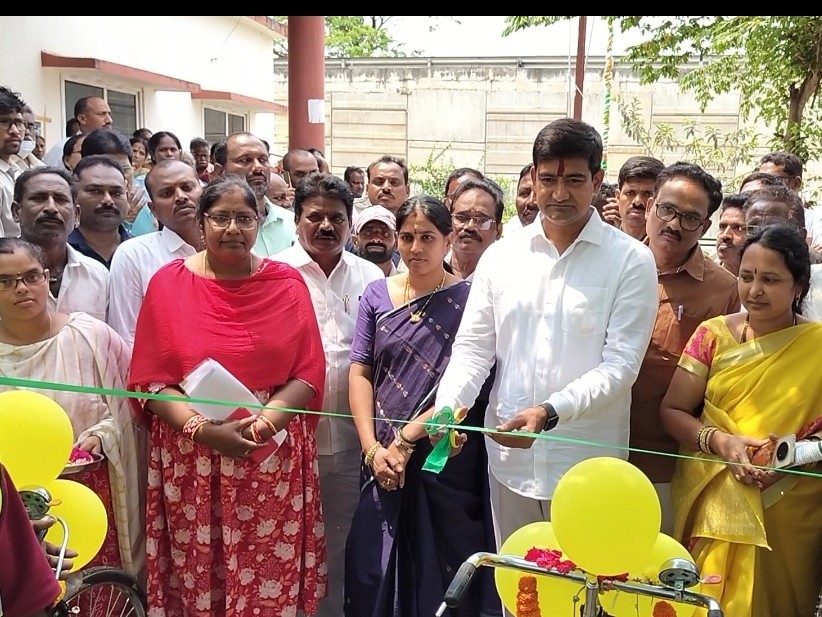 చెత్త సేకరణ రిక్షాలను ప్రారంభించిన మంత్రి