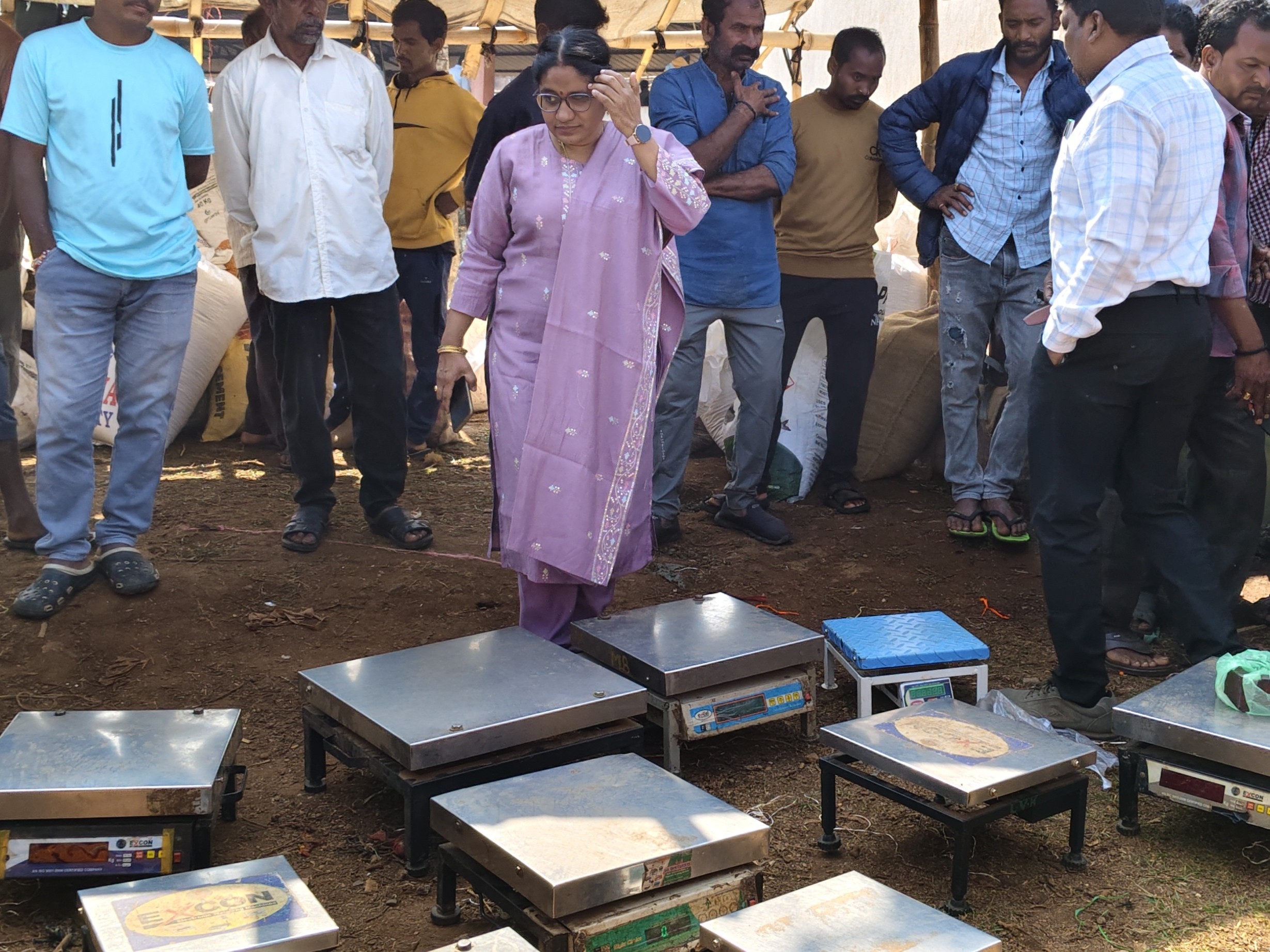 సంతలో తూకం యంత్రాల తనిఖీ