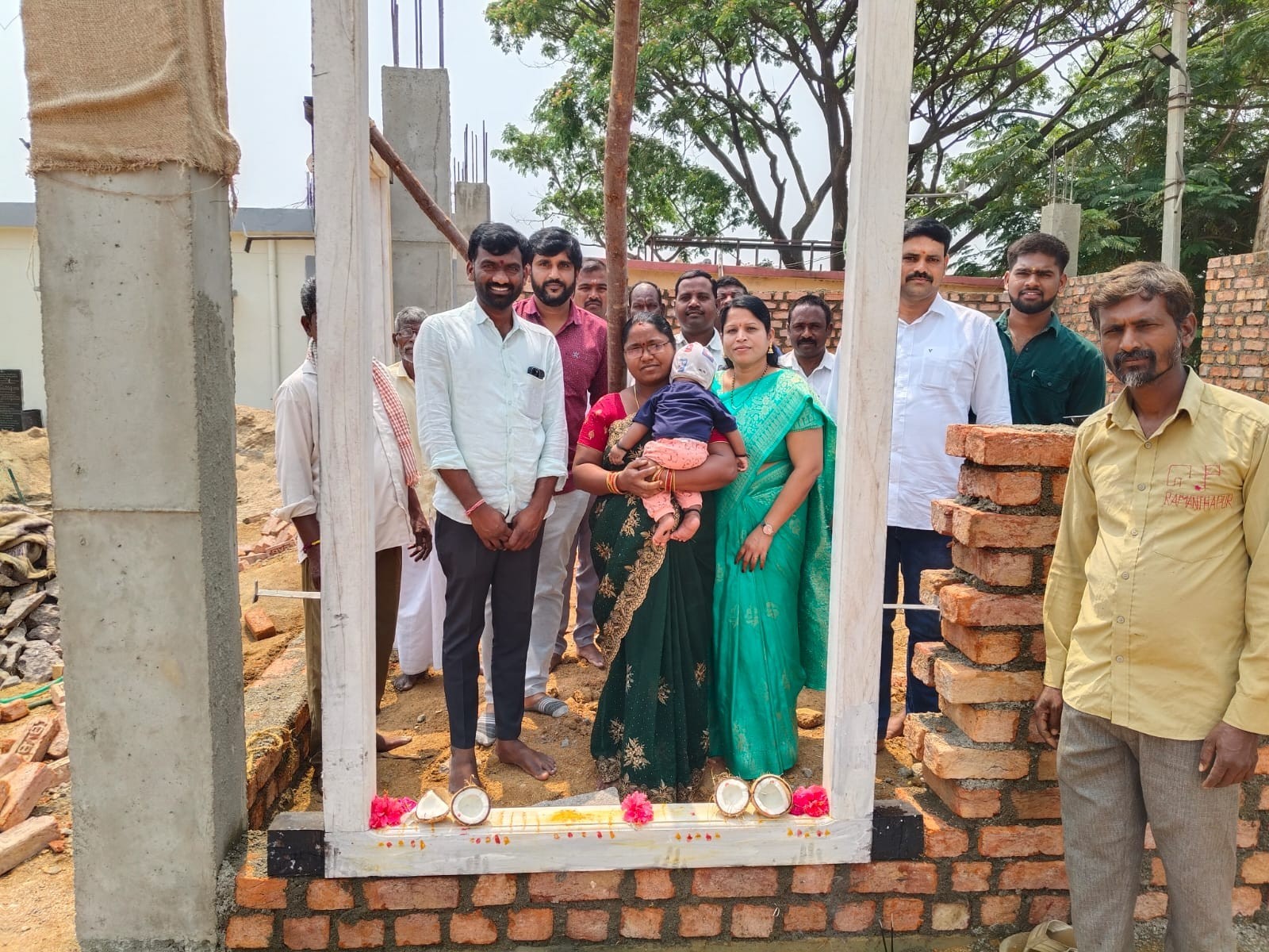 మహిళ భవన నిర్మాణ గడపకు పూజ