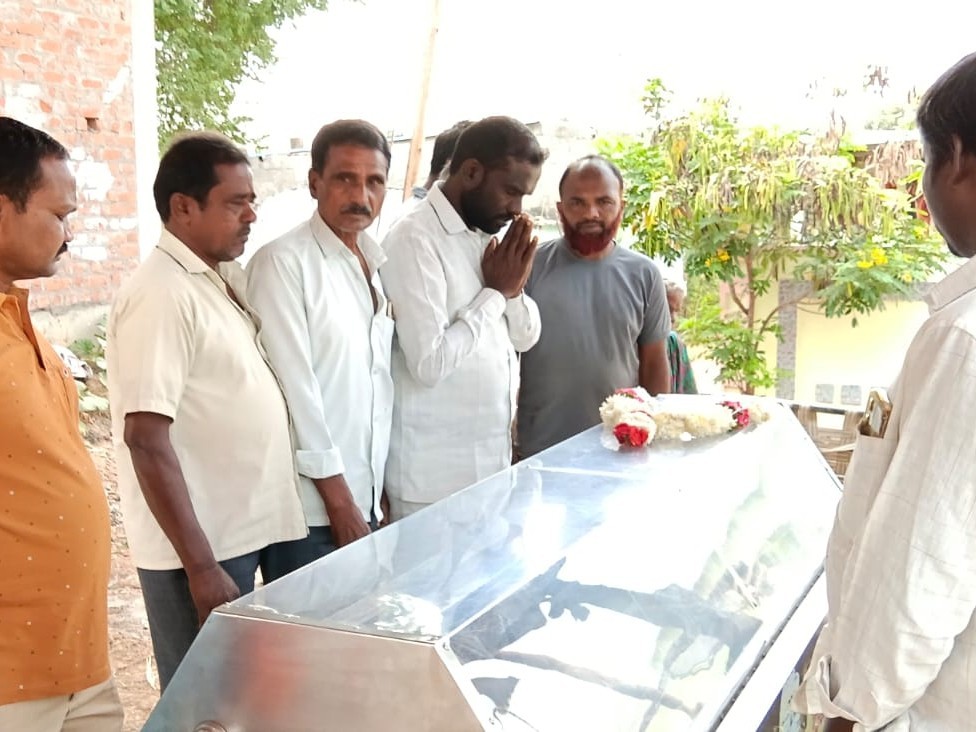 మృతురాలి పార్థివదేహానికి కాంగ్రెస్ నాయకుల నివాళి