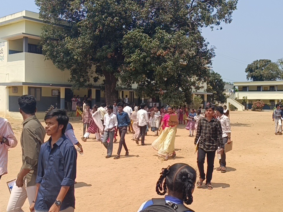 ప్రశాంతంగా ముగిసిన పరీక్ష.. 16 మంది గైర్హాజరు