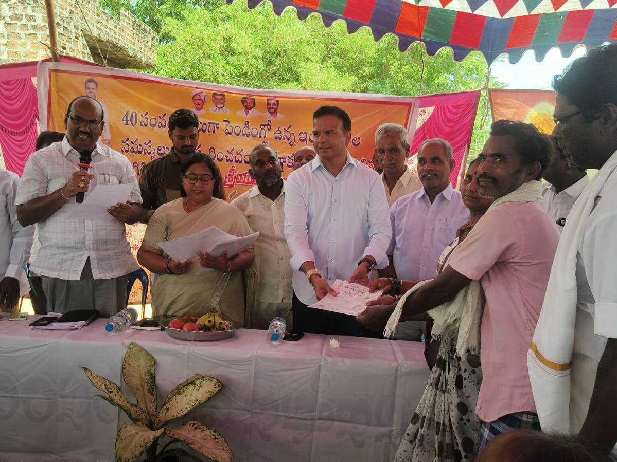 పట్టాల పంపిణీ చేసిన ఎమ్మెల్యే భాను ప్రకాష్