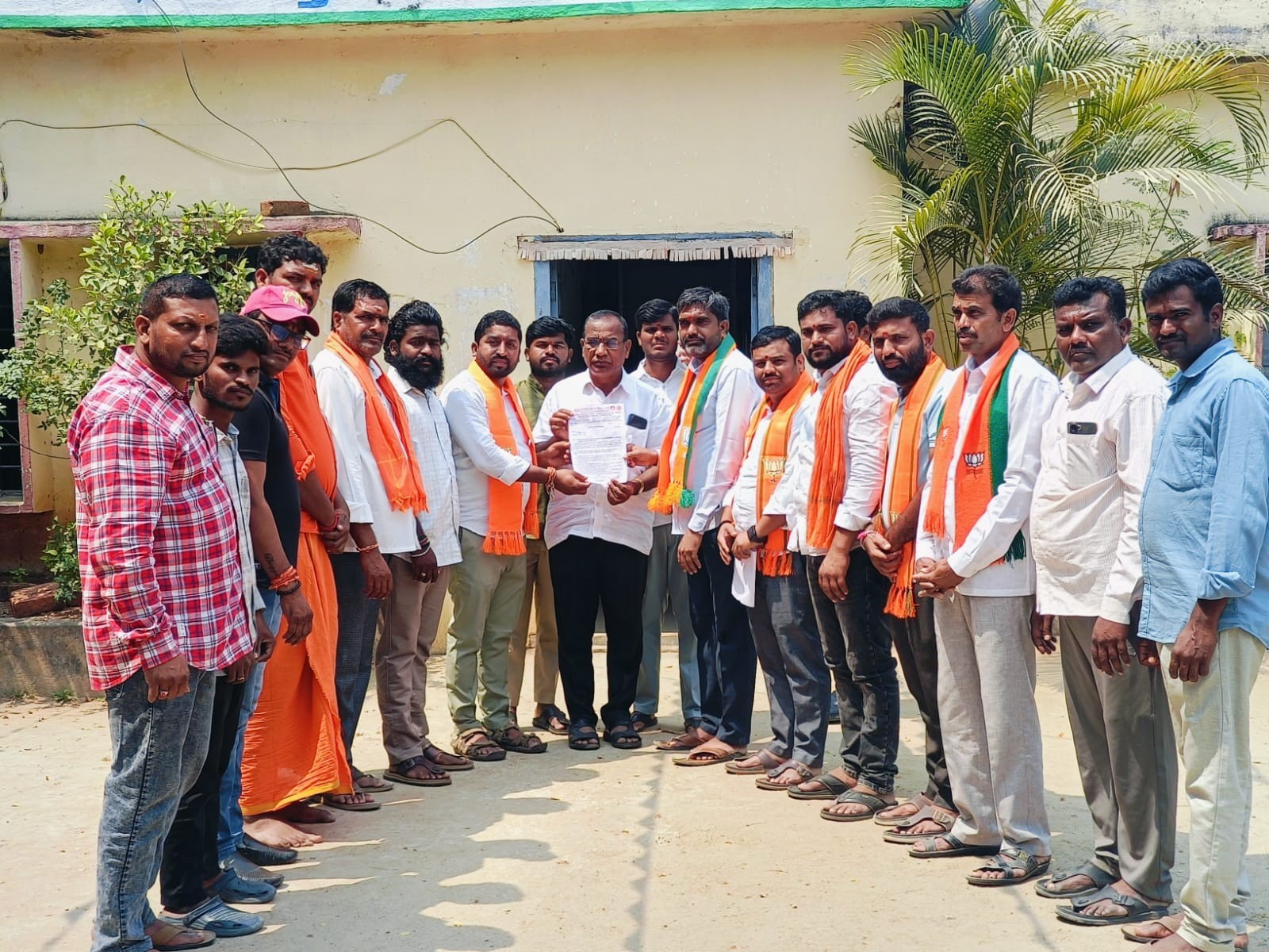 ‘ప్రజలకు ఇచ్చిన వాగ్దానాలను ప్రభుత్వం నెరవేర్చాలి’