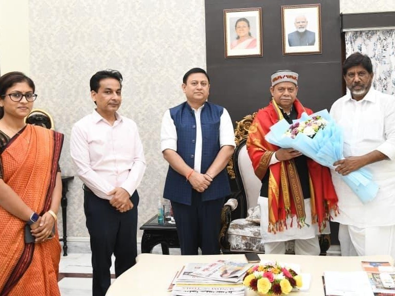 బడ్జెట్ సమావేశాల గవర్నర్‌కు ఆహ్వానం