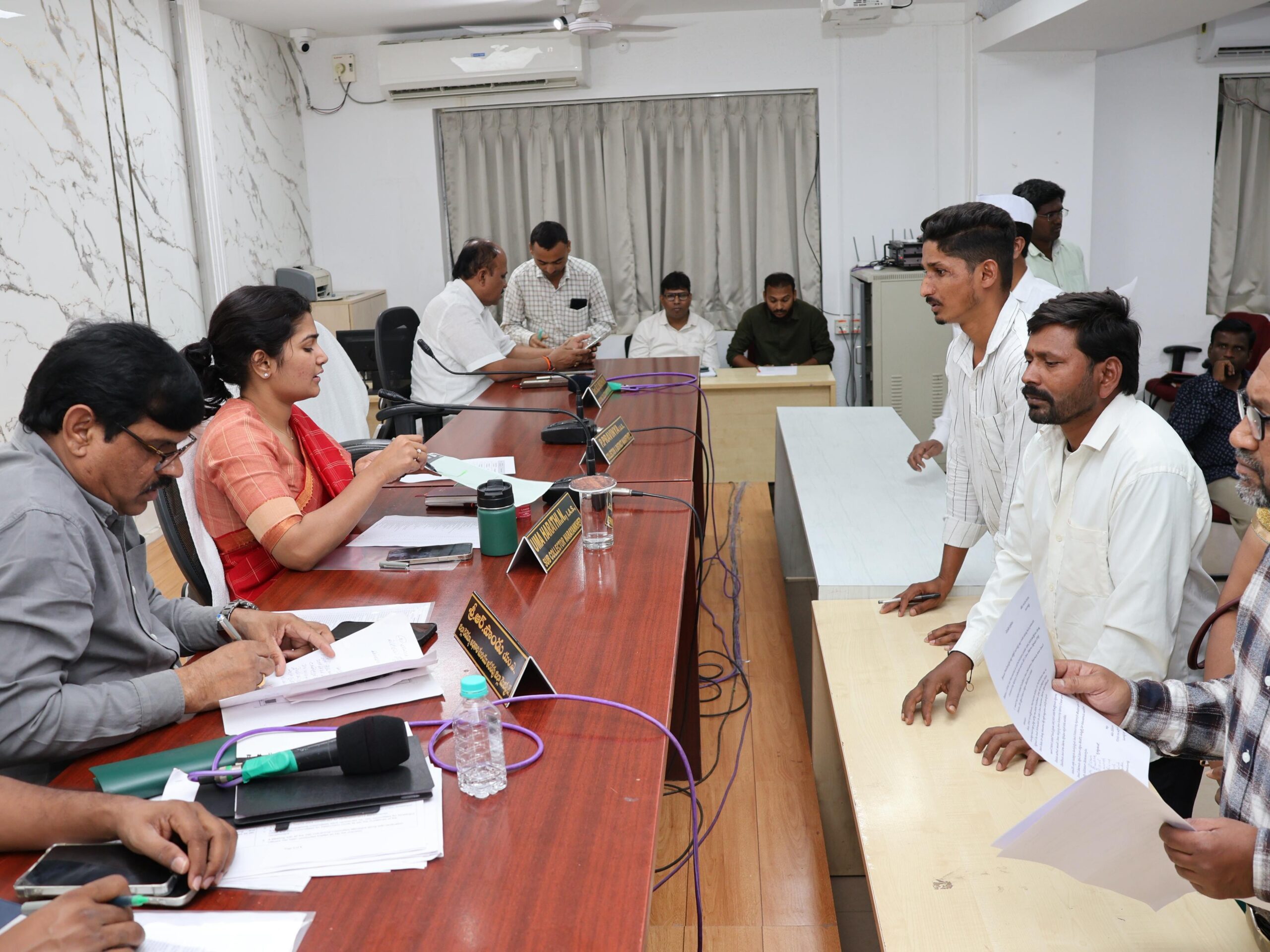 దరఖాస్తులను స్వీకరించిన సబ్ కలెక్టర్