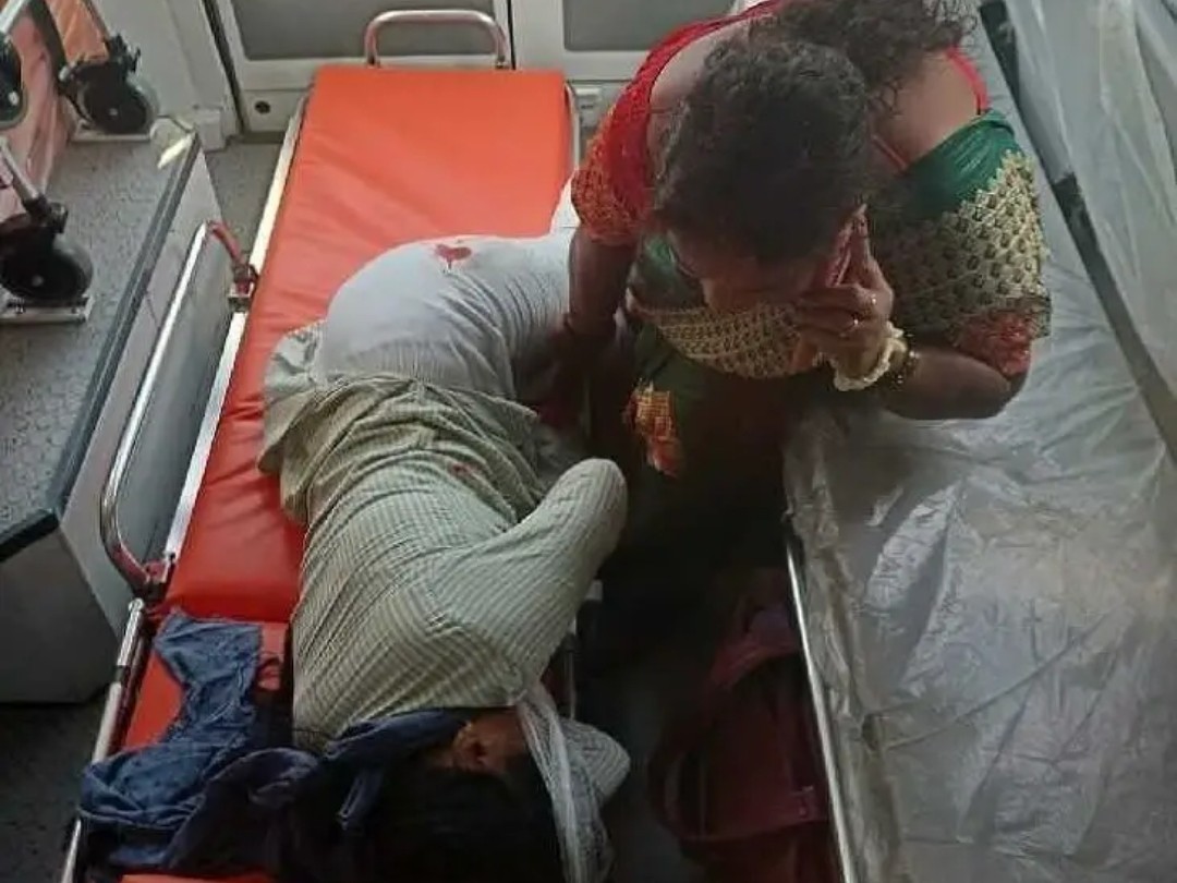 బైకును ఢీ కొట్టిన లారీ.. ఒకరికి గాయాలు