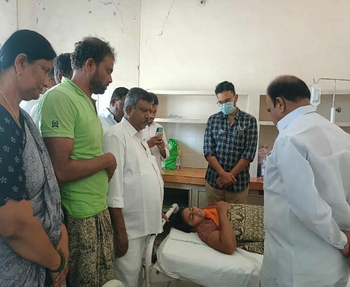 ఆత్మహత్యయత్నానికి పాల్పడిన మహిళకు పరామర్శ