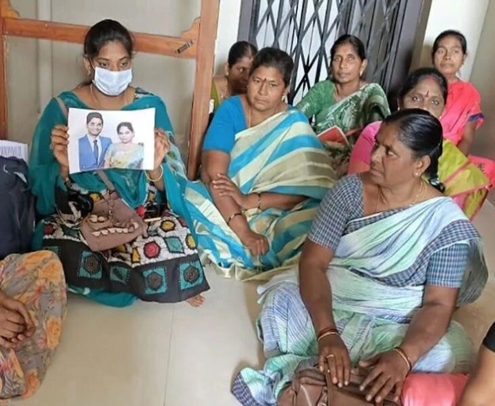 భర్త ఇంటి ముందు భార్య నిరసన