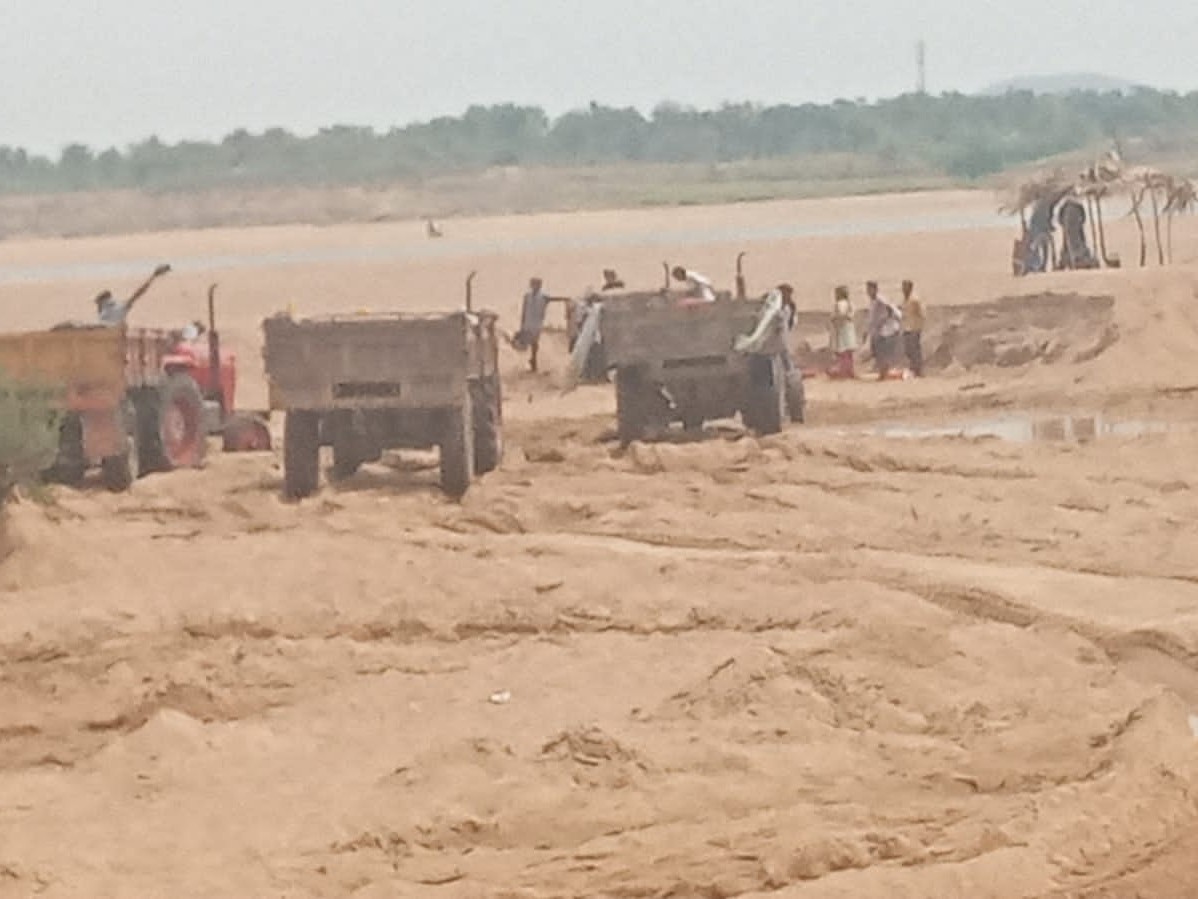 ‘అక్రమార్కులపై చట్టపరమైన చర్యలు తీసుకోవాలి’