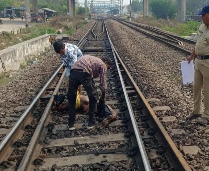 రైలు కిందపడి వ్యక్తి ఆత్మహత్య