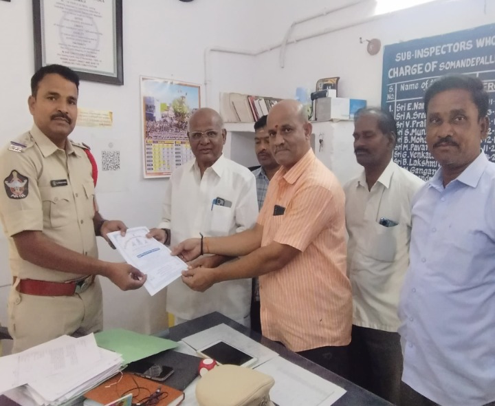 శ్రీ చౌడేశ్వరి జ్యోతుల మహోత్సవానికి ఎస్సైకు ఆహ్వానం