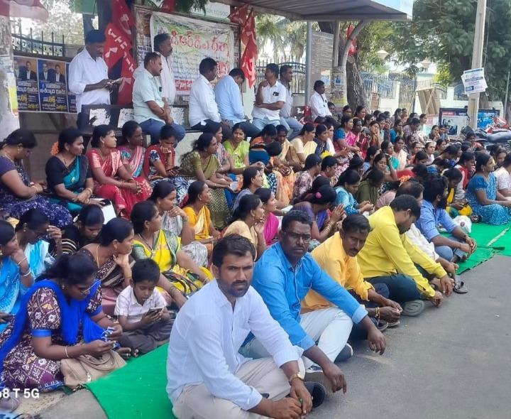 జిల్లా కలెక్టరేట్ వద్ద ఐకేపీ వీవోఏల భారీ ధర్నా