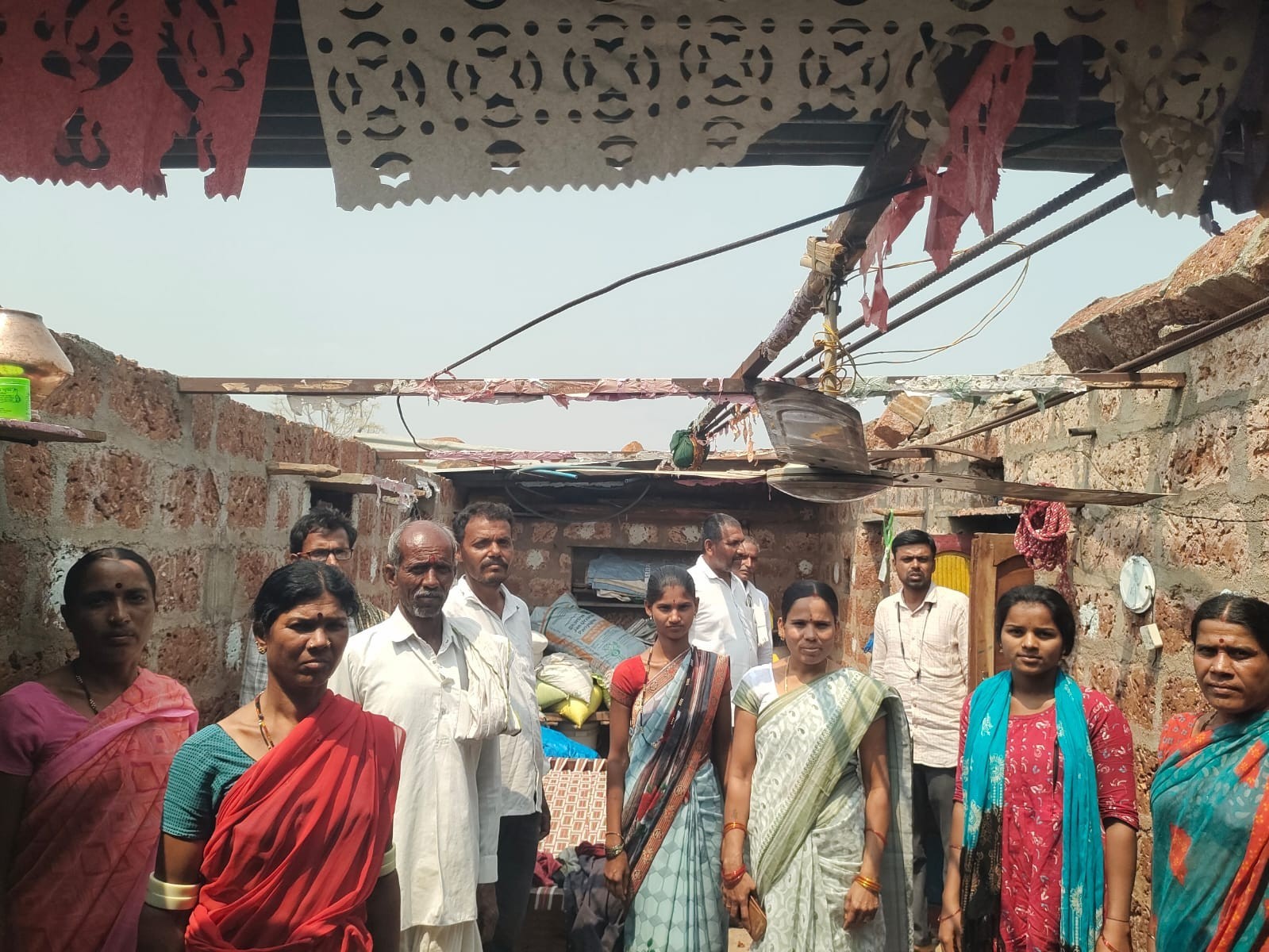 కూలిన ఇంటిని పరిశీలించిన సర్పంచ్, సెక్రటరీ