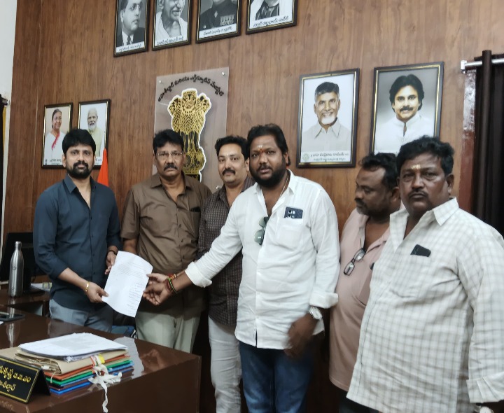 గోకవరం తహసీల్దార్‌కు వినతి పత్రం అందజేత