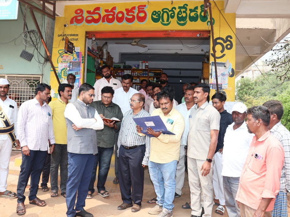 ఎరువుల దుకాణాల్లో కలెక్టర్ ఆకస్మిక తనిఖీలు