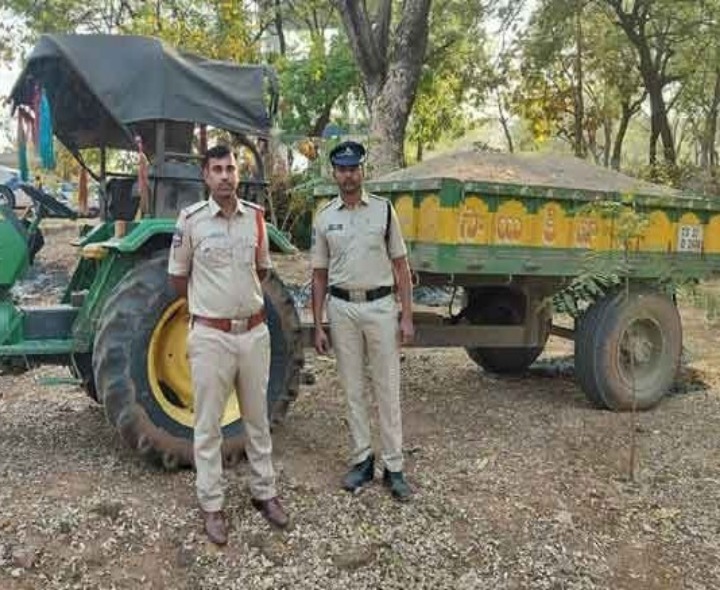 గ్రావెల్ తరలిస్తున్న వాహనాలు సీజ్