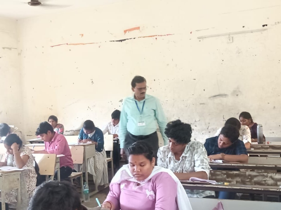 పరీక్ష కేంద్రాలను సందర్శించిన విద్యాశాఖాధికారి