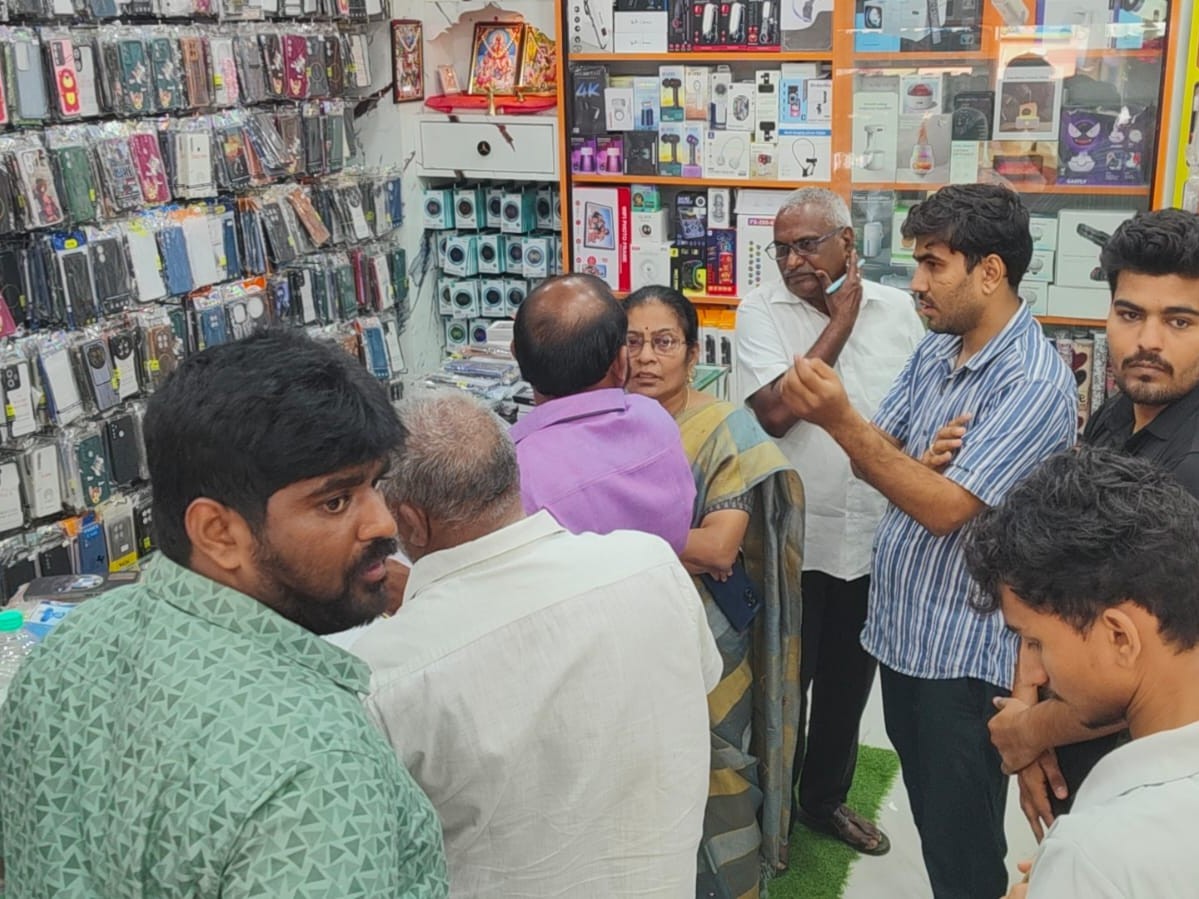 మొబైల్ దుకాణాలపై విజిలెన్స్ దాడులు