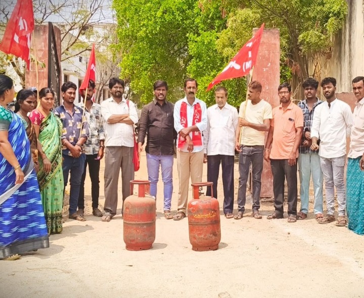 తహసీల్దార్ కార్యాలయం ఎదుట ఖాళీ సిలిండర్లతో నిరసన